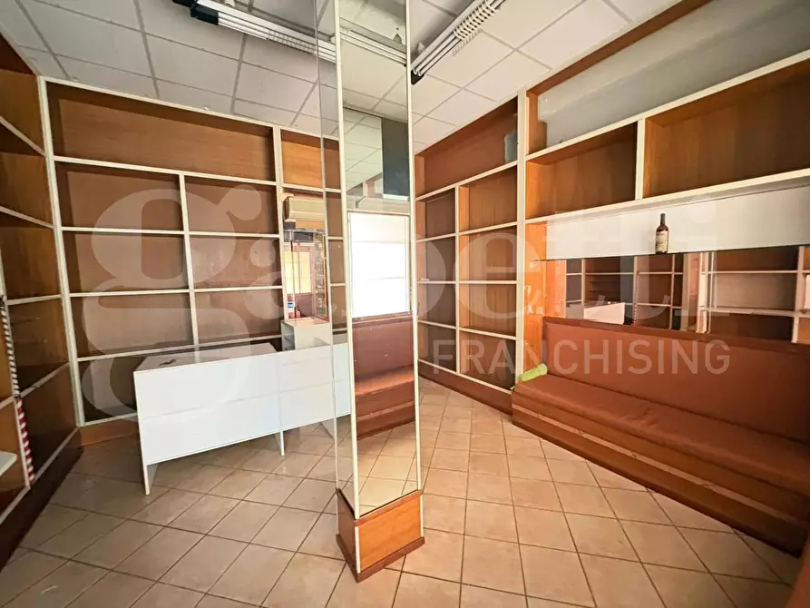 Immagine 11 di Negozio in affitto  in Via Dei Gonzaga, 38 a Roma