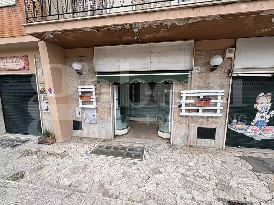 Immagine 2 di Negozio in affitto  in Via Dei Gonzaga, 38 a Roma