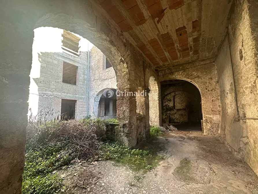 Immagine 16 di Palazzo in vendita  in Piazza Francesco e Chiara D'Assisi, 1 a Lauro