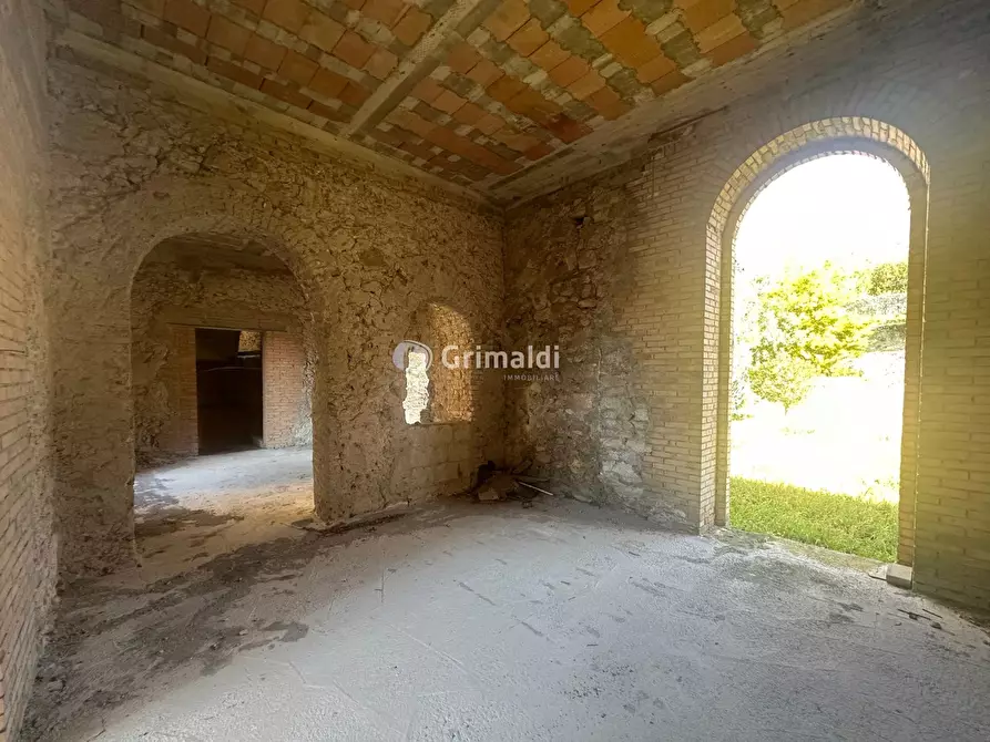 Immagine 10 di Palazzo in vendita  in Piazza Francesco e Chiara D'Assisi, 1 a Lauro