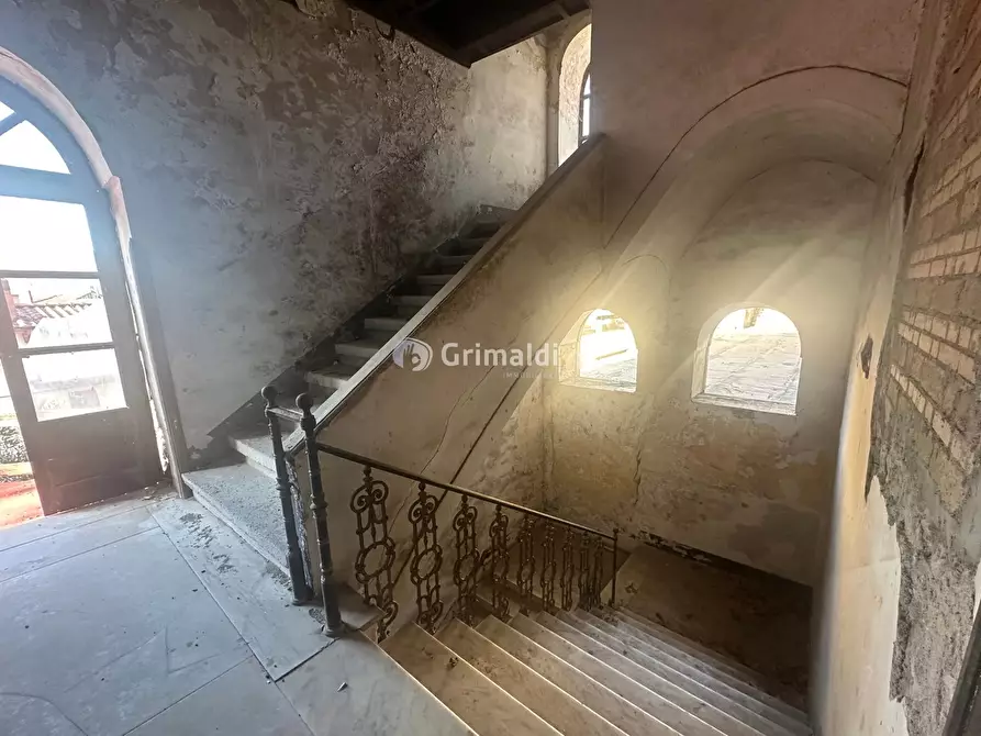 Immagine 5 di Palazzo in vendita  in Piazza Francesco e Chiara D'Assisi, 1 a Lauro