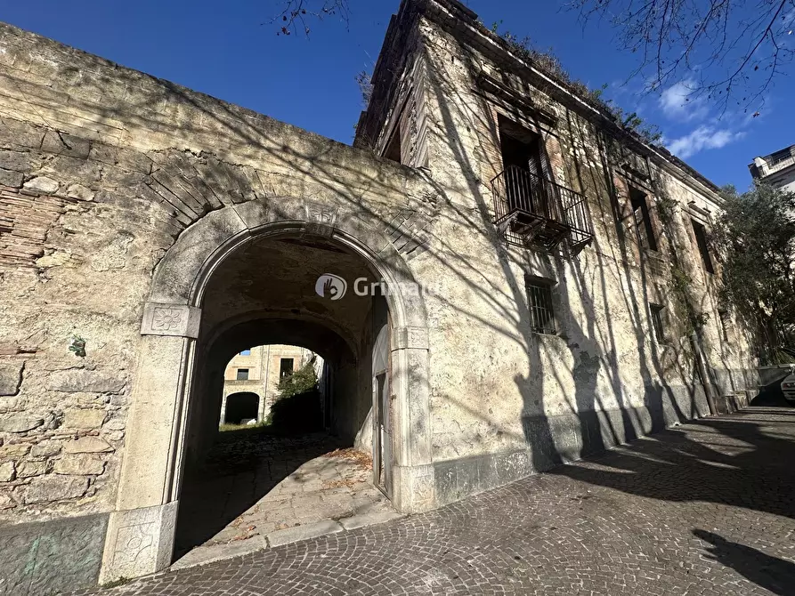 Immagine 2 di Palazzo in vendita  in Piazza Francesco e Chiara D'Assisi, 1 a Lauro