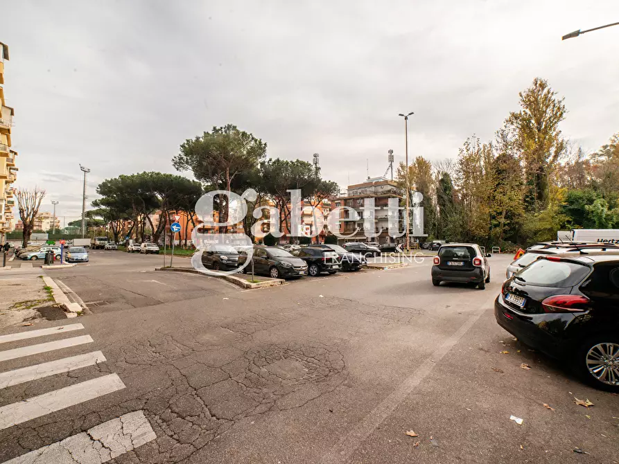 Immagine 18 di Negozio in vendita  in Piazza Lorenzo Lotto, 43-44 a Roma