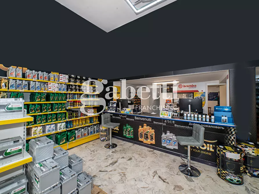 Immagine 2 di Negozio in vendita  in Piazza Lorenzo Lotto, 43-44 a Roma