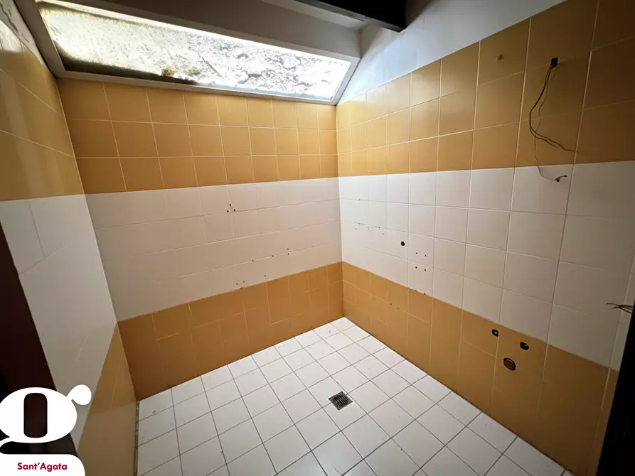 Immagine 9 di Magazzino in vendita  in Piazza FRANCESCO CRISPI, 1 a Sant'agata Di Militello