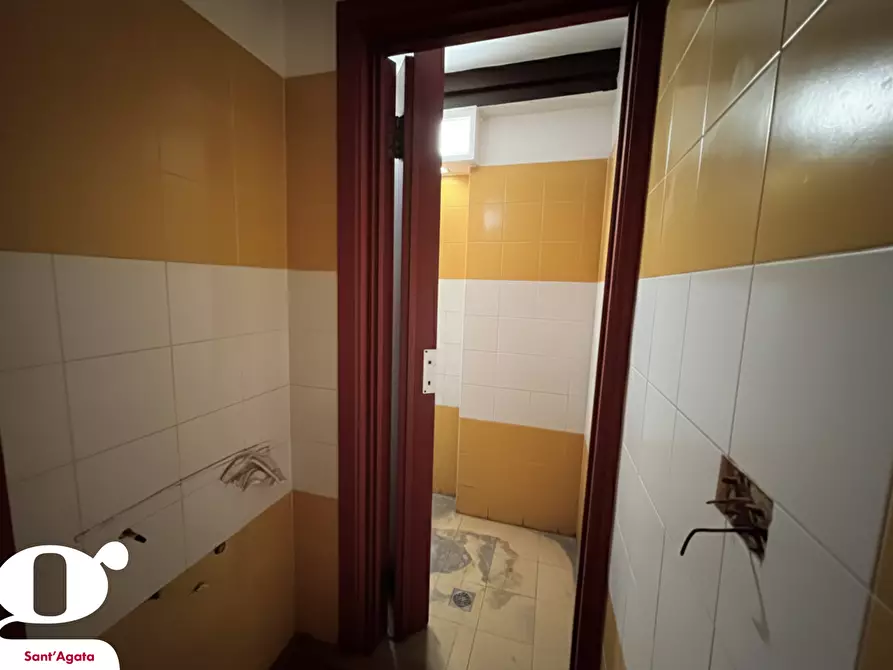 Immagine 8 di Magazzino in vendita  in Piazza FRANCESCO CRISPI, 1 a Sant'agata Di Militello