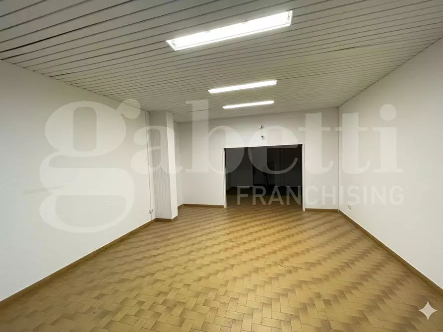 Immagine 6 di Negozio in vendita  in Via Aida, 51 a Napoli