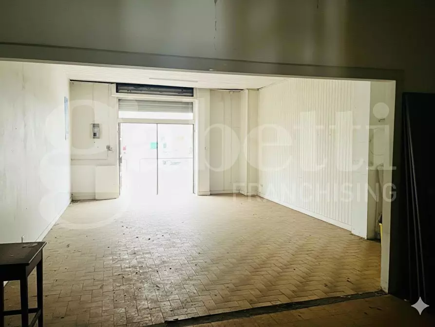 Immagine 3 di Negozio in vendita  in Via Aida, 51 a Napoli