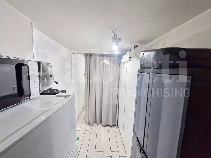 Immagine 6 di Negozio in affitto  in Via giacomo profumo a Napoli