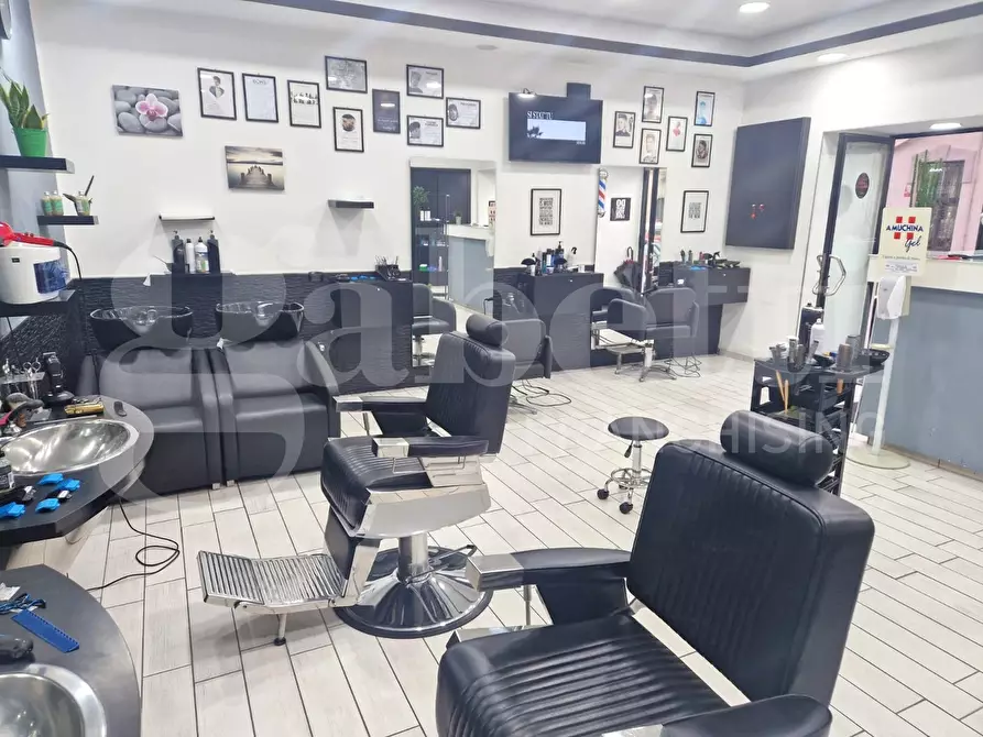 Immagine 2 di Negozio in affitto  in Via giacomo profumo a Napoli