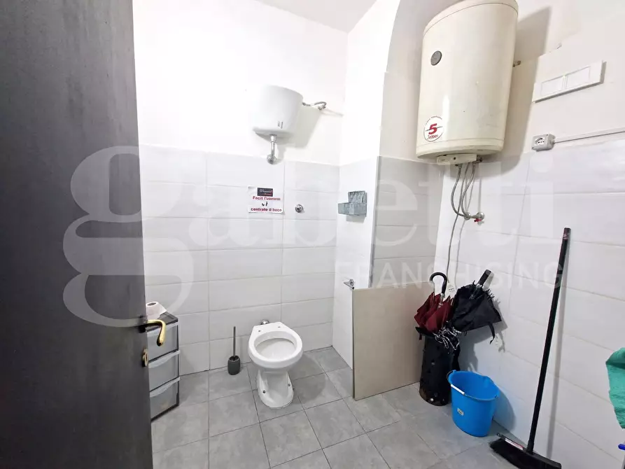 Immagine 8 di Negozio in affitto  in Via giacomo profumo a Napoli