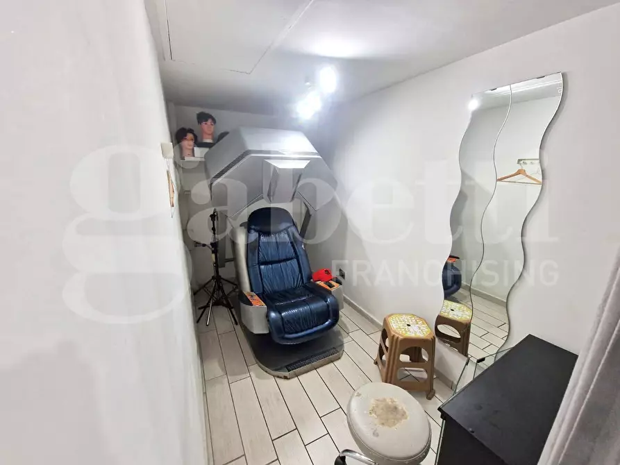 Immagine 4 di Negozio in affitto  in Via giacomo profumo a Napoli