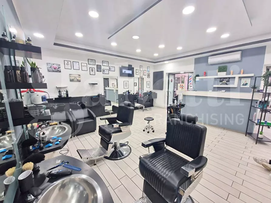 Immagine 1 di Negozio in affitto  in Via giacomo profumo a Napoli