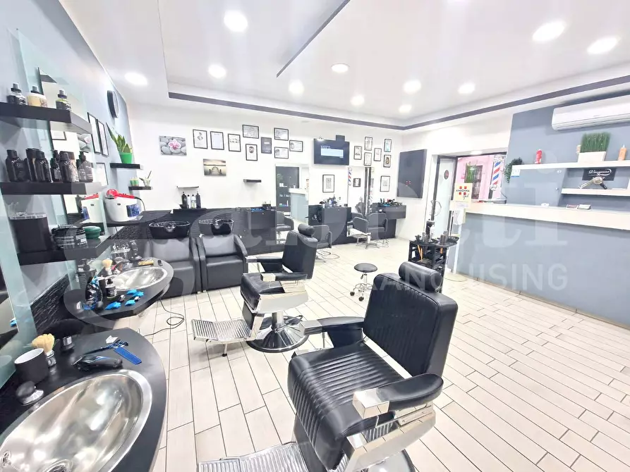 Immagine 3 di Negozio in affitto  in Via giacomo profumo a Napoli