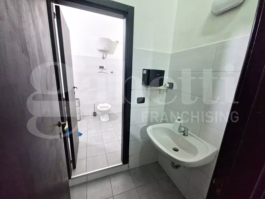 Immagine 7 di Negozio in affitto  in Via giacomo profumo a Napoli