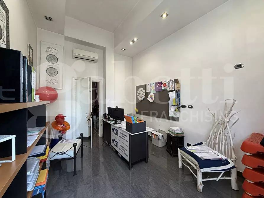 Immagine 1 di Negozio in vendita  in Via Capelli a Torino