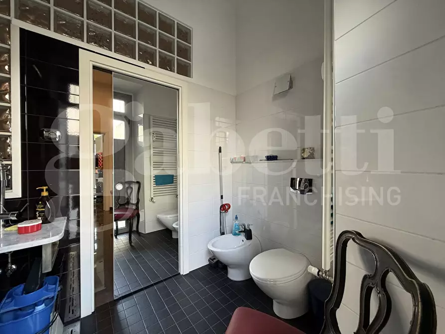 Immagine 7 di Negozio in vendita  in Via Capelli a Torino