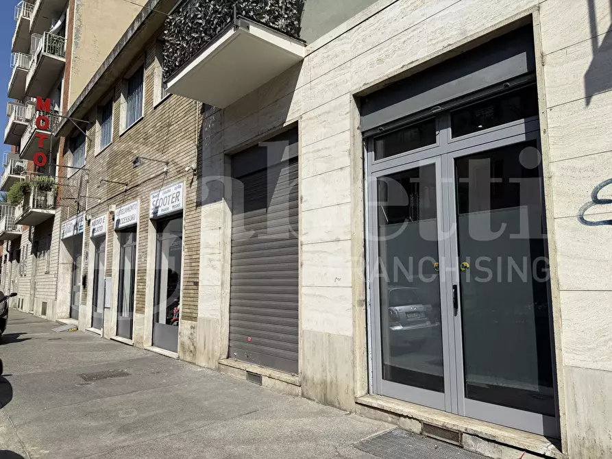 Immagine 8 di Negozio in vendita  in Via Capelli a Torino