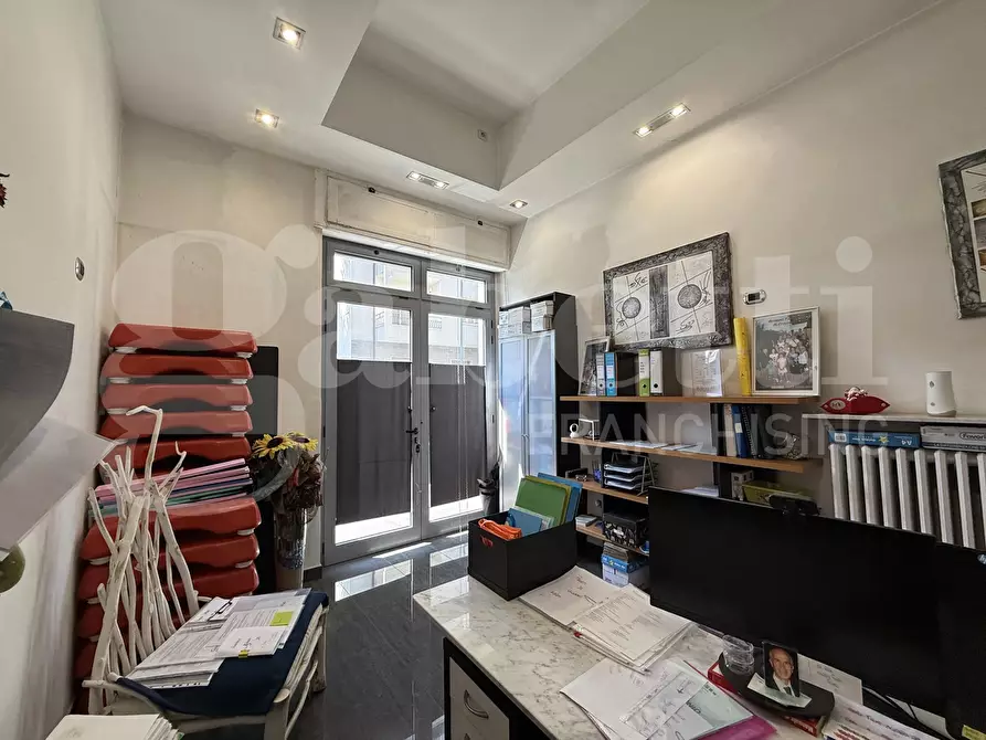 Immagine 3 di Negozio in vendita  in Via Capelli a Torino