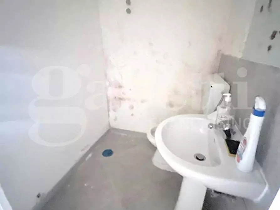 Immagine 6 di Negozio in vendita  in Via canzanella vecchia a Napoli