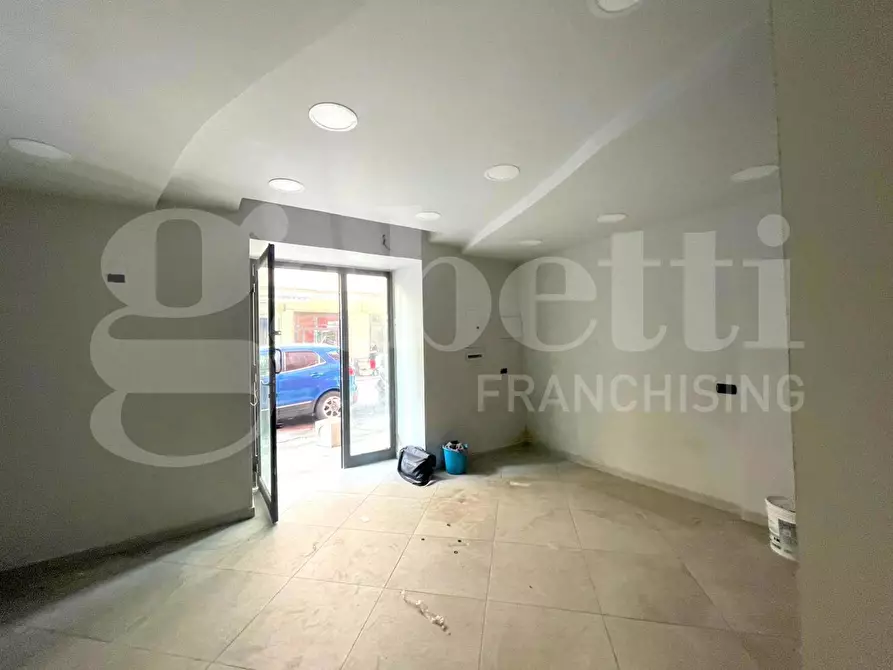 Immagine 1 di Negozio in vendita  in Via canzanella vecchia a Napoli