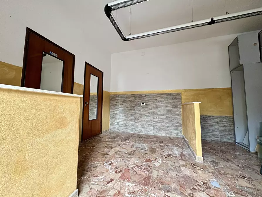 Immagine 6 di Negozio in vendita  in Via Spinola, 4 a Sassari