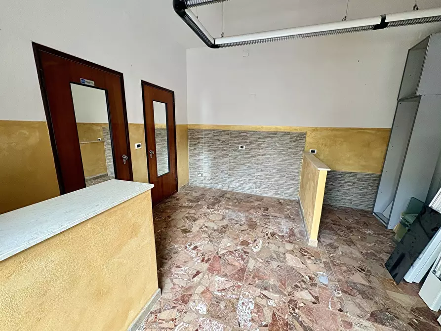 Immagine 7 di Negozio in vendita  in Via Spinola, 4 a Sassari