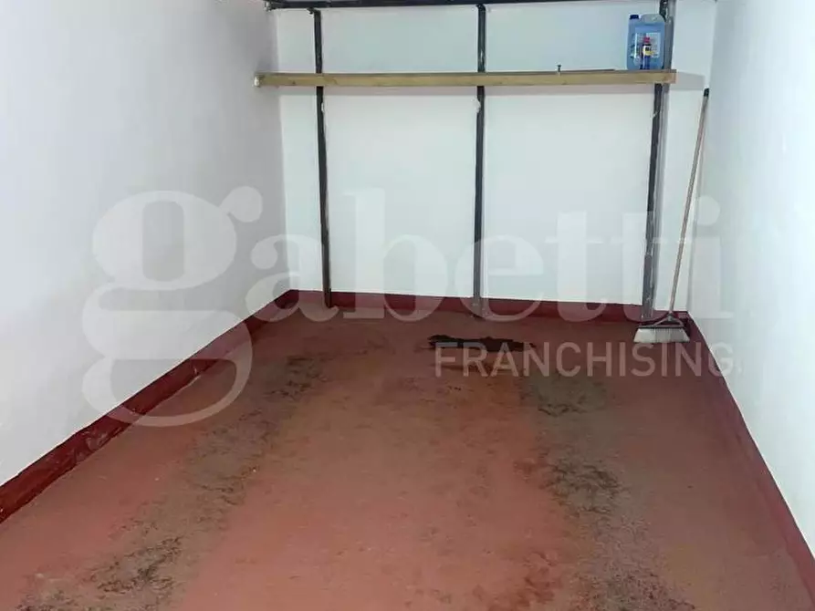 Immagine 3 di Box auto in vendita  in Via ernesto pascal a Napoli