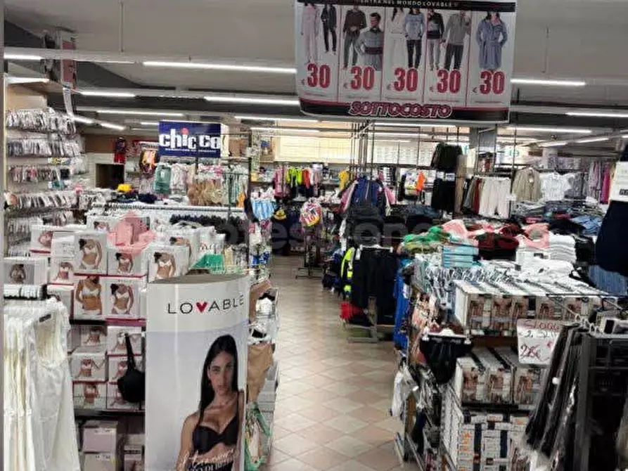 Immagine 48 di Negozio in vendita  in Via ROMA, 54 a Terracina