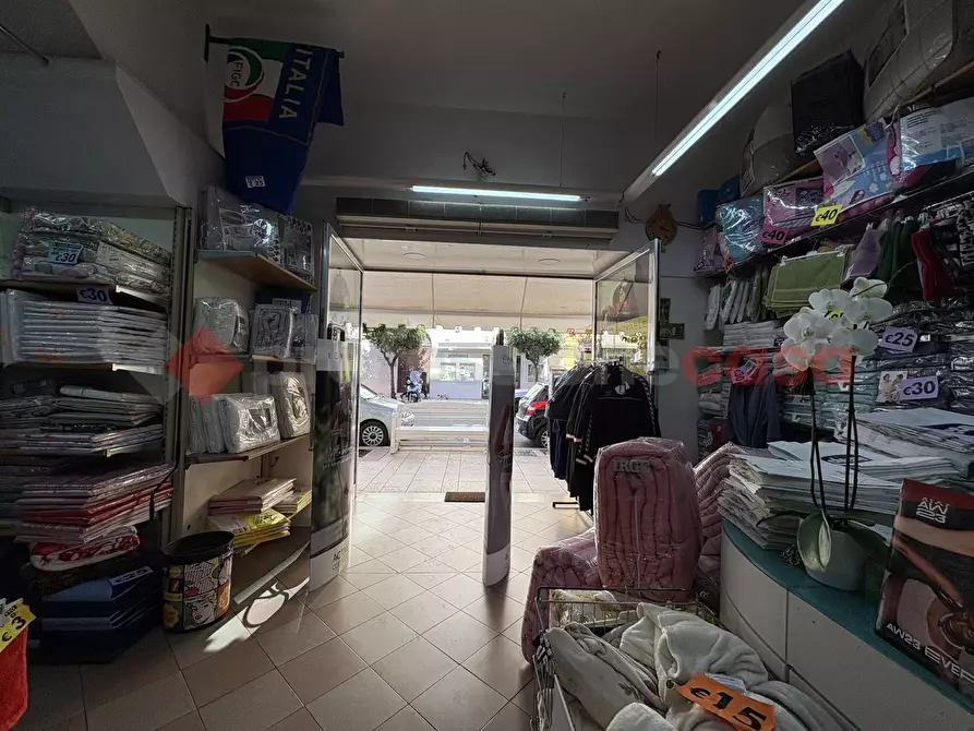 Immagine 9 di Negozio in vendita  in Via ROMA, 54 a Terracina