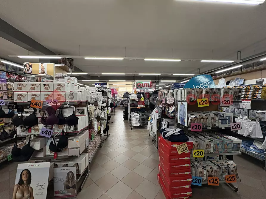 Immagine 12 di Negozio in vendita  in Via ROMA, 54 a Terracina