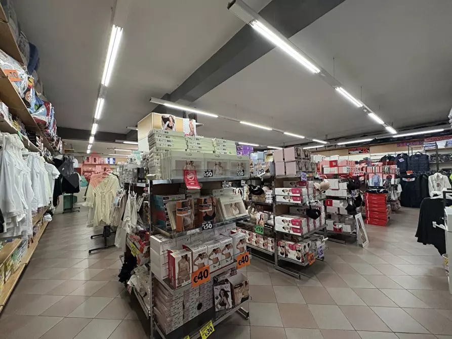 Immagine 14 di Negozio in vendita  in Via ROMA, 54 a Terracina