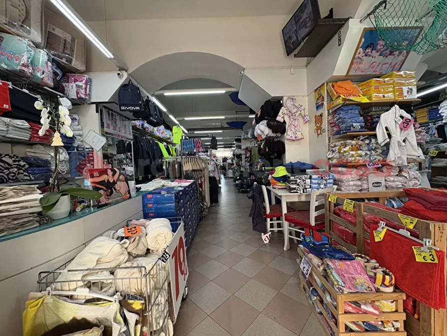 Immagine 6 di Negozio in vendita  in Via ROMA, 54 a Terracina