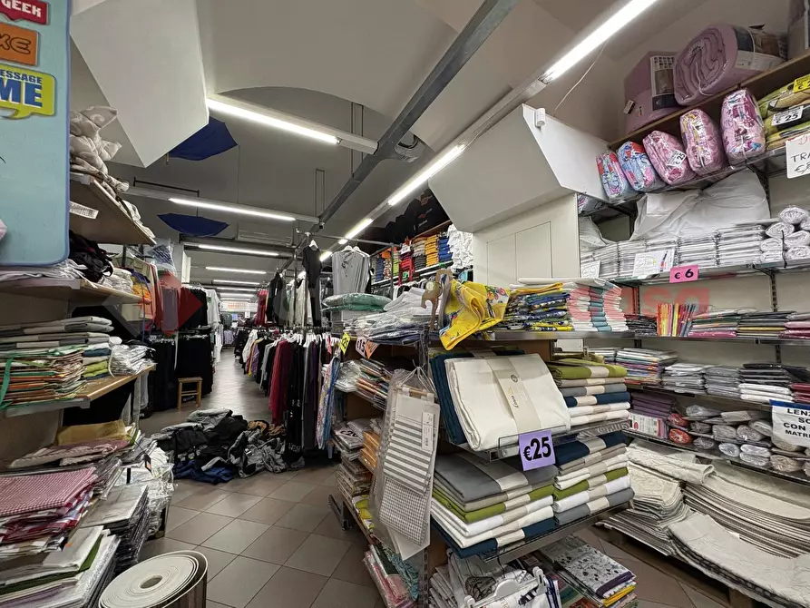 Immagine 39 di Negozio in vendita  in Via ROMA, 54 a Terracina