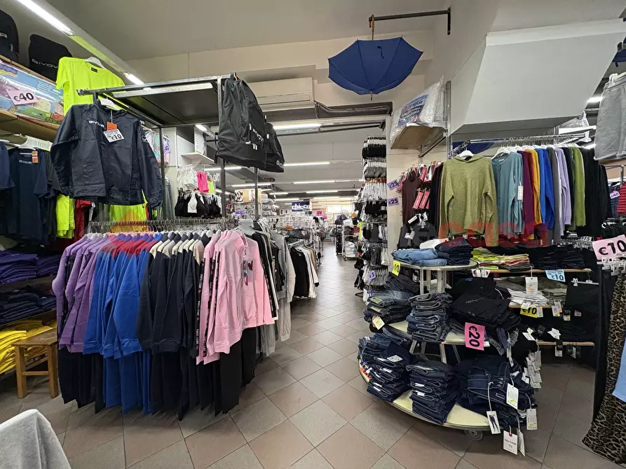 Immagine 10 di Negozio in vendita  in Via ROMA, 54 a Terracina
