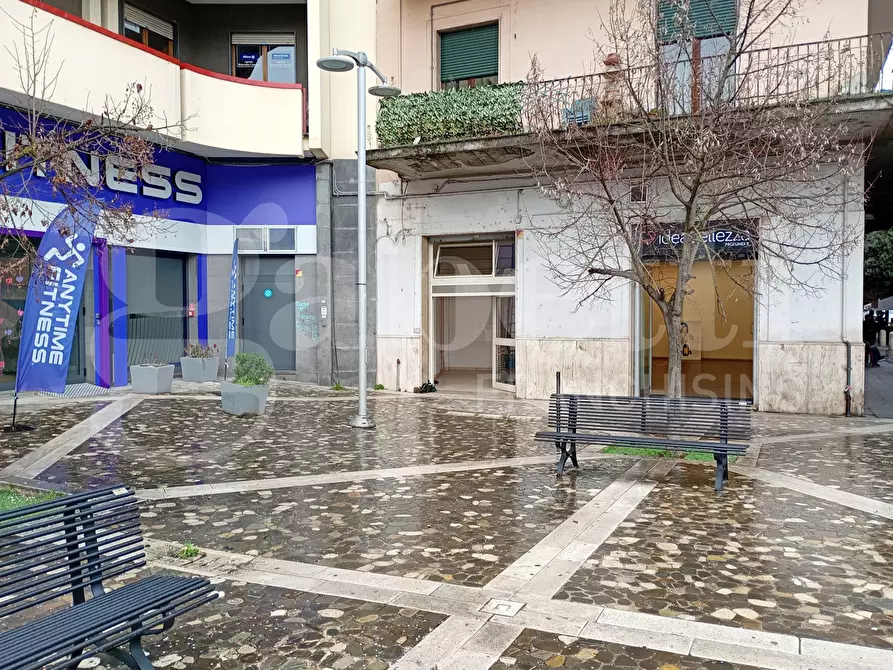 Immagine 1 di Negozio in affitto  in Piazza Bissolati, 18 a Benevento