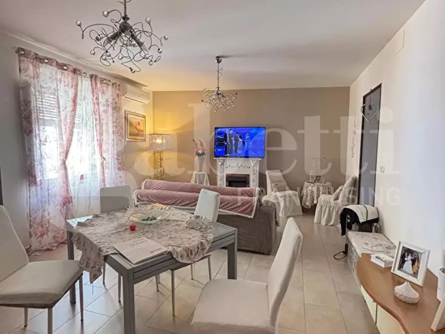 Immagine 1 di Appartamento in vendita  in Via francesco paolo bozzelli a Napoli