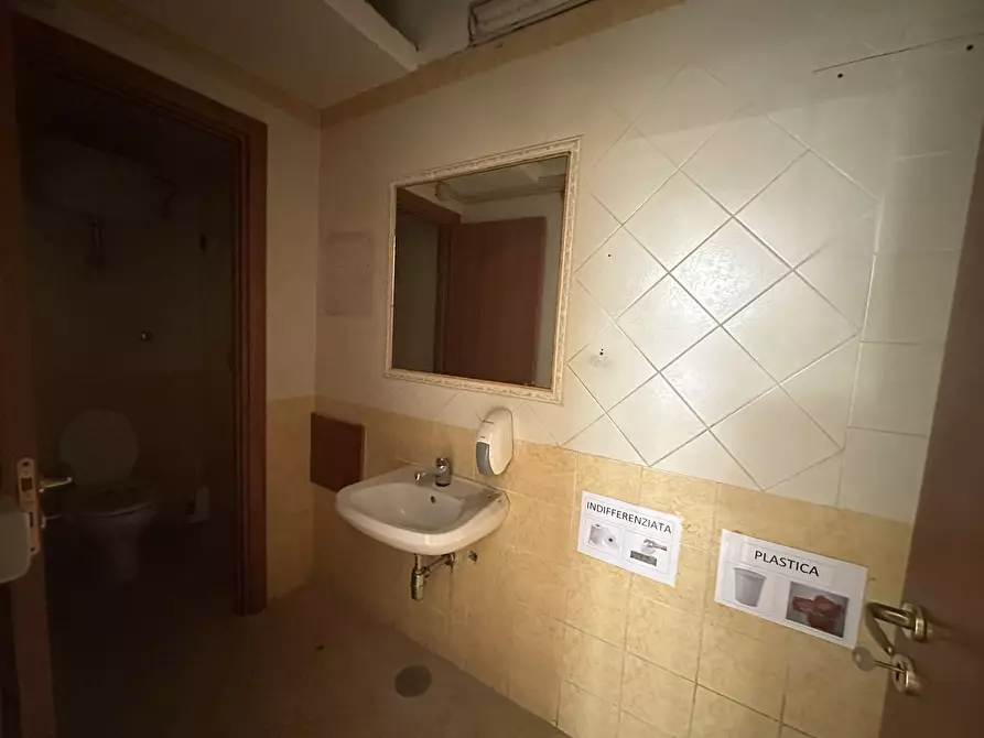 Immagine 9 di Negozio in vendita  in Via Roma, 464 a Pomigliano D'arco