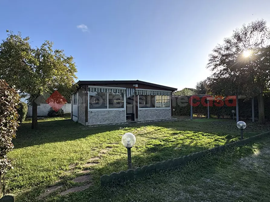 Immagine 1 di Villa in vendita  in Via RIVA DELLE MARGHERITE, 40 a Terracina