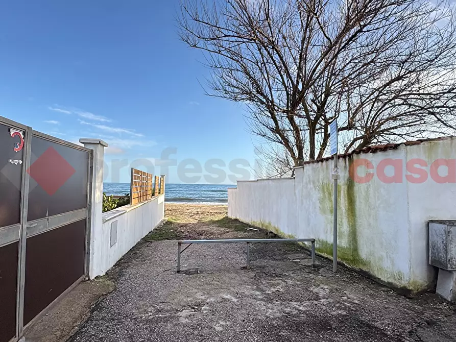 Immagine 31 di Villa in vendita  in Via RIVA DELLE MARGHERITE, 40 a Terracina