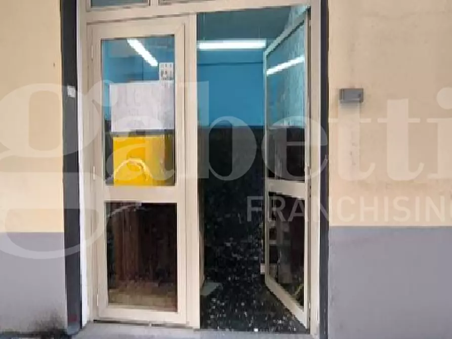 Immagine 4 di Negozio in vendita  in Via pietro giannone, 28 a Napoli