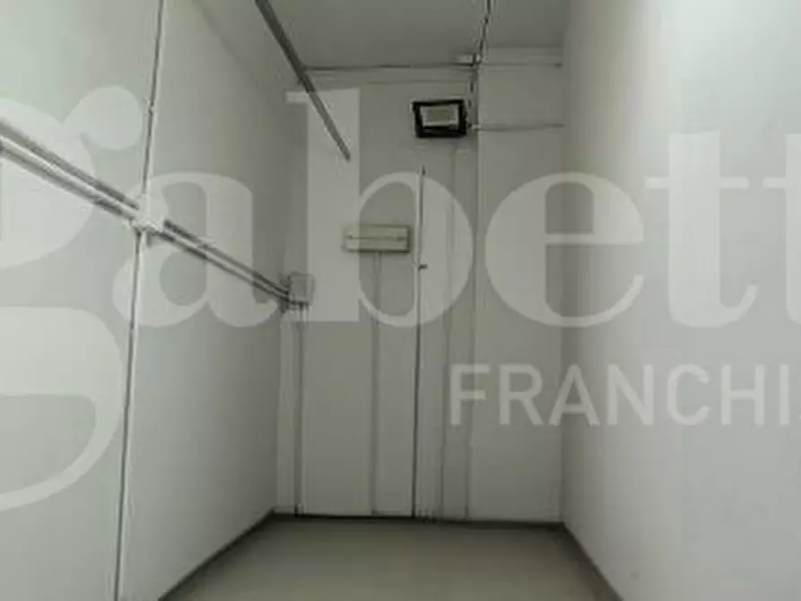 Immagine 8 di Negozio in vendita  in Via pietro giannone, 28 a Napoli