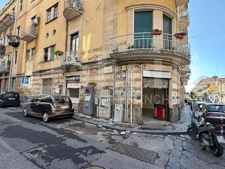 Immagine 22 di Negozio in vendita  in Via Caronda, 110 a Catania