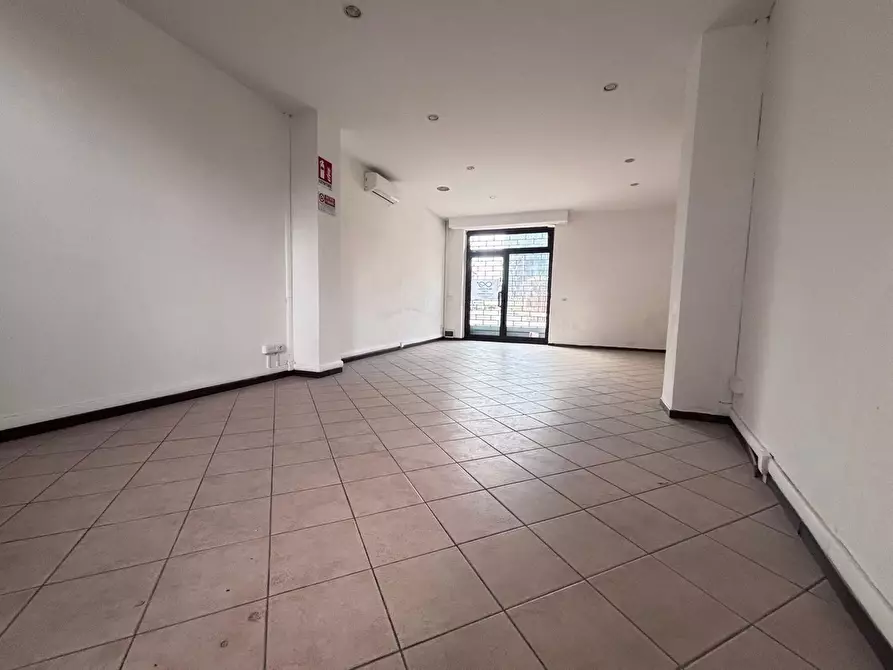 Immagine 11 di Negozio in vendita  in Via pavia, 25 a Abbiategrasso