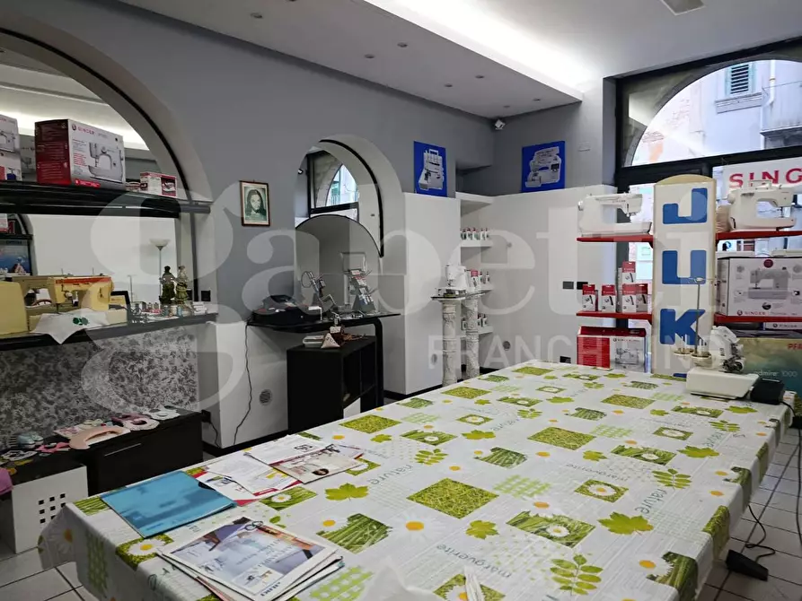 Immagine 5 di Negozio in vendita  in Via Mariannina SchininÃ , 125 a Ragusa