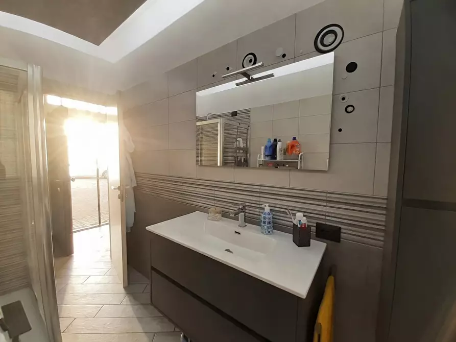 Immagine 8 di Appartamento in vendita  in Piazza 4 novembre, sc a Marnate