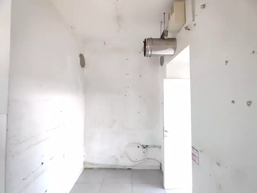 Immagine 11 di Negozio in affitto  in Via Einaudi a Perugia