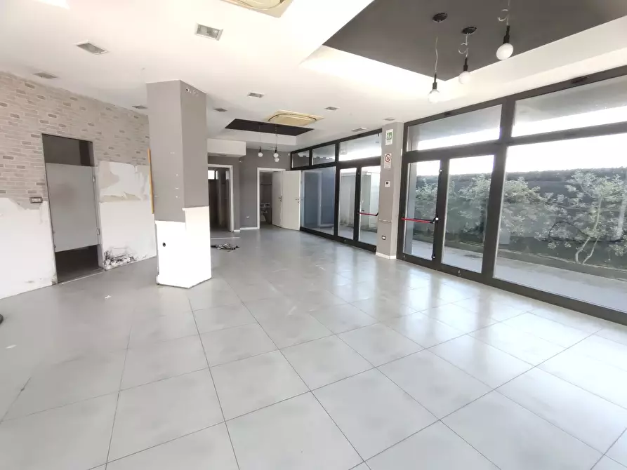 Immagine 6 di Negozio in affitto  in Via Einaudi a Perugia