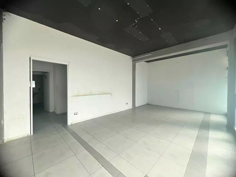 Immagine 14 di Negozio in affitto  in Via Einaudi a Perugia