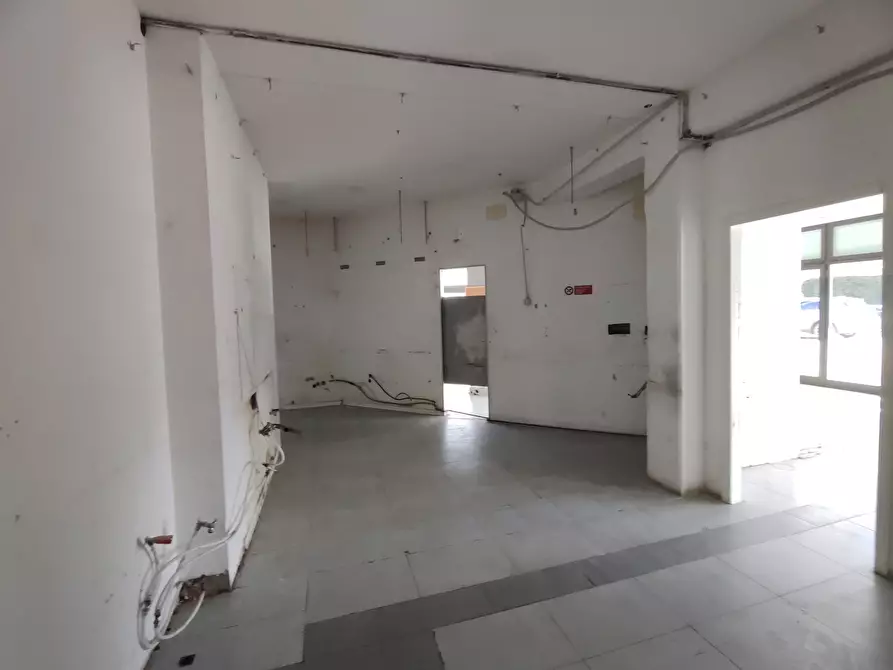 Immagine 7 di Negozio in affitto  in Via Einaudi a Perugia